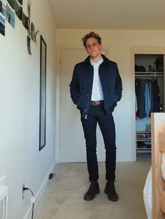 Как носить темно-синий бомбер с темно-синими джинсами мужчине