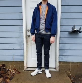 Как носить темно-синий бомбер с темно-синими джинсами мужчине