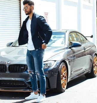 Как носить темно-синий бомбер с темно-синими рваными джинсами мужчине