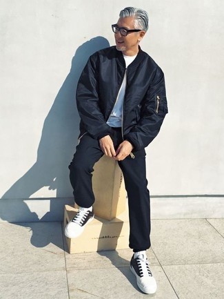 Как носить темно-синий бомбер с темно-синими спортивными штанами мужчине