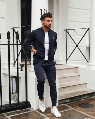 Как носить темно-синий бомбер с темно-синими спортивными штанами мужчине