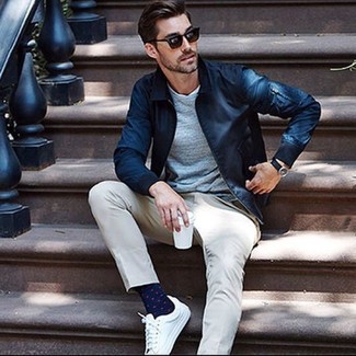 Какие плимсоллы носить с темно-синим бомбером мужчине