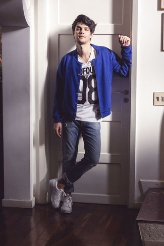 Какие зауженные джинсы носить с темно-синим бомбером мужчине