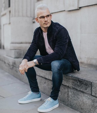 Какие зауженные джинсы носить с темно-синим бомбером мужчине