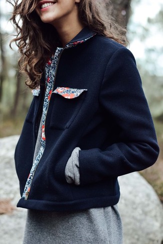 Какие платья-свитера носить с темно-синим бомбером