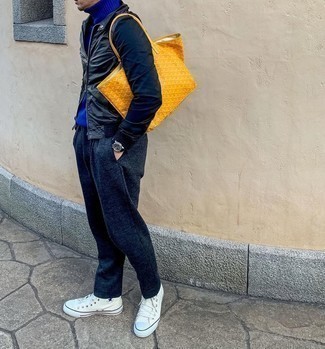 Какие спортивные штаны носить с темно-синим бомбером мужчине