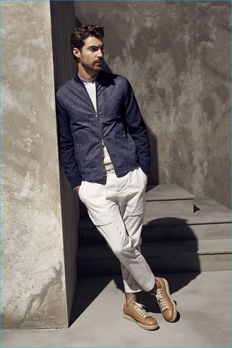 Как носить темно-синий бомбер с светло-коричневыми низкими кедами мужчине