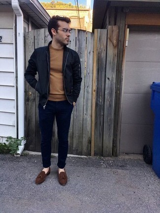 Какие лоферы с кисточками носить с темно-синим бомбером