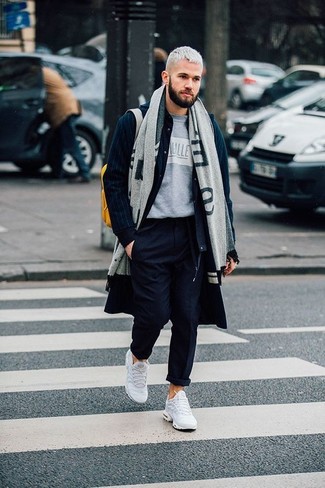 Как носить темно-синий бомбер с белыми кроссовками мужчине