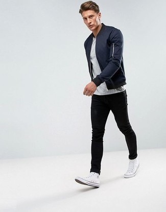 Как носить темно-синий бомбер с белыми высокими кедами из плотной ткани мужчине