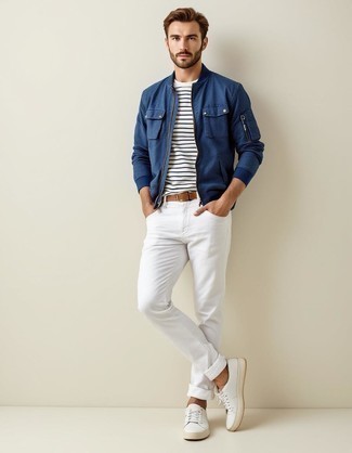 Как носить темно-синий бомбер с белыми кожаными низкими кедами мужчине
