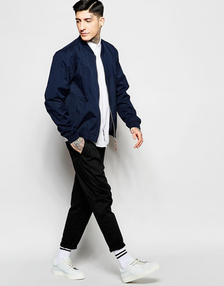 Как носить темно-синий бомбер с белыми кожаными низкими кедами мужчине