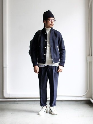 Как носить темно-синий бомбер с белыми кожаными низкими кедами мужчине