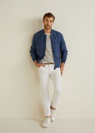 Как носить темно-синий бомбер с белыми кожаными низкими кедами мужчине