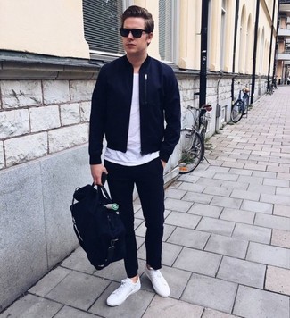 Как носить темно-синий бомбер с белыми низкими кедами мужчине