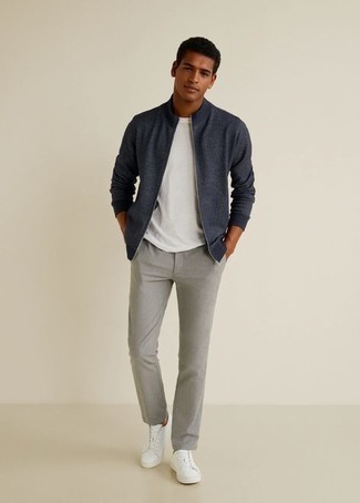 Как носить темно-синий бомбер с белыми низкими кедами мужчине