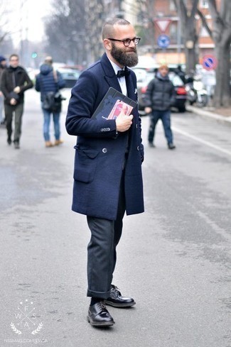 С чем носить темно-синий галстук-бабочку мужчине