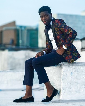 С чем носить темно-синий галстук-бабочку мужчине