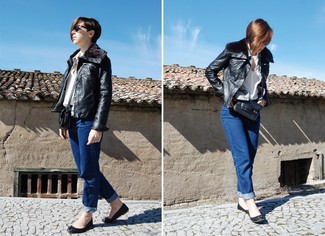 Какие косухи носить с темно-синими джинсами-бойфрендами