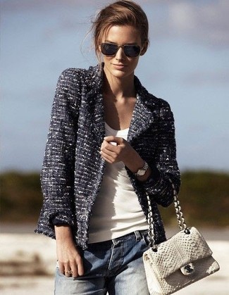 Какие майки носить с темно-синими джинсами-бойфрендами