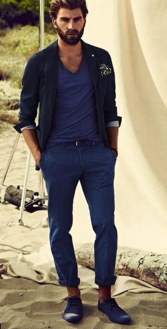 Какие брюки чинос носить с темно-синими брогами