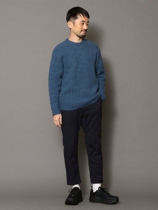 Какие кроссовки носить с темно-синим вязаным свитером мужчине