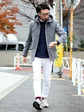 Какие кроссовки носить с темно-синим вязаным свитером мужчине