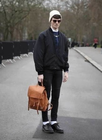 Как носить темно-синий вязаный свитер с черными джинсами мужчине