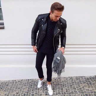 Как носить темно-синий вязаный свитер с черной кожаной косухой мужчине