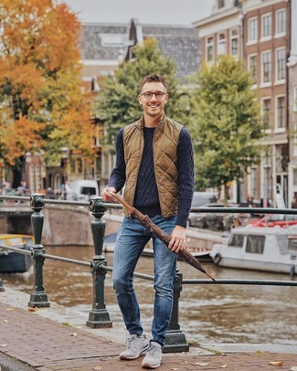 Как носить темно-синий вязаный свитер с синими джинсами мужчине