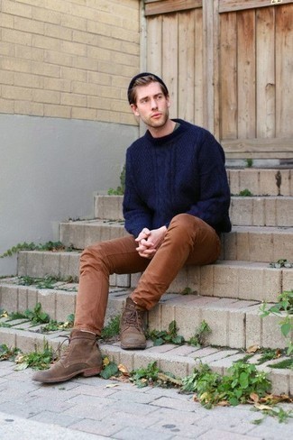 Как носить темно-синий вязаный свитер с коричневыми брюками чинос