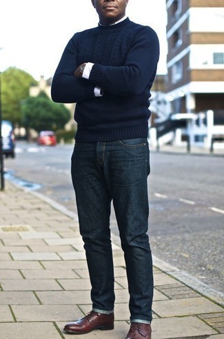 Какие повседневные ботинки носить с темно-синим вязаным свитером мужчине