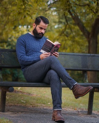 Какие повседневные ботинки носить с темно-синим вязаным свитером мужчине