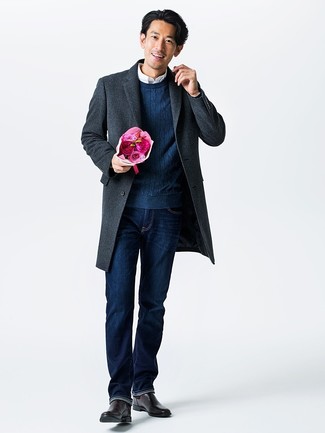 Как носить темно-синий вязаный свитер с темно-серым длинным пальто