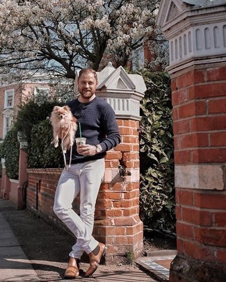 Какие ботинки челси носить с темно-синим вязаным свитером мужчине