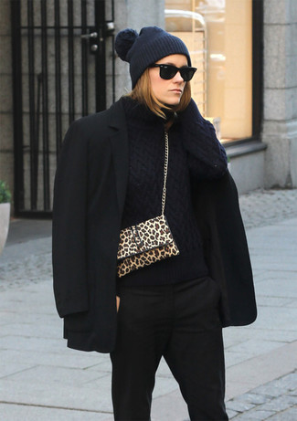 Какое пальто носить с темно-синим вязаным свитером женщине