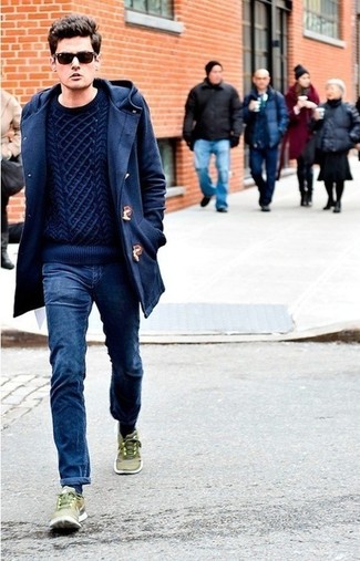 Какие дафлкоты носить с темно-синим вязаным свитером мужчине