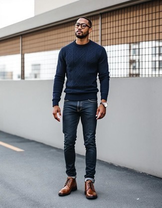 Какие джинсы носить с темно-синим вязаным свитером мужчине