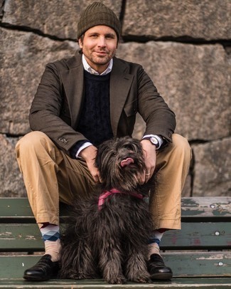 Как носить темно-синий вязаный свитер с светло-коричневыми брюками чинос