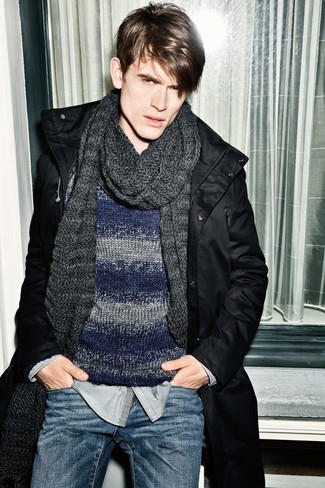Какие парки носить с темно-синим вязаным свитером мужчине