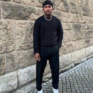 Как носить темно-синий вязаный свитер с белыми кроссовками мужчине
