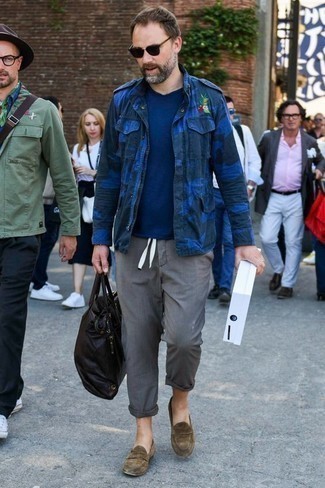 С чем носить темно-синюю куртку с камуфляжным принтом мужчине