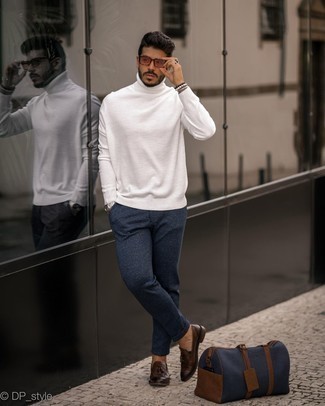 С чем носить темно-синюю дорожную сумку из плотной ткани мужчине