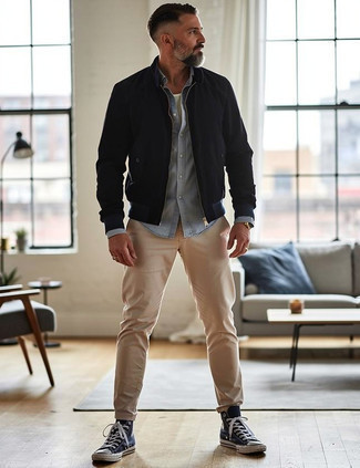 С чем носить темно-синие высокие кеды из плотной ткани мужчине