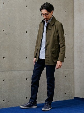 С чем носить темно-синие высокие кеды из плотной ткани мужчине