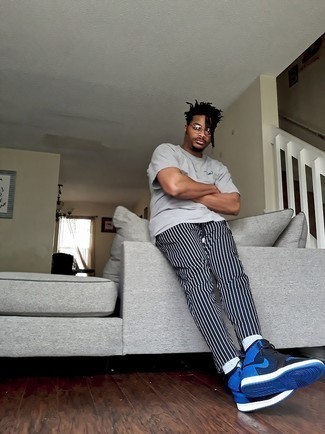 С чем носить темно-синие высокие кеды из плотной ткани мужчине