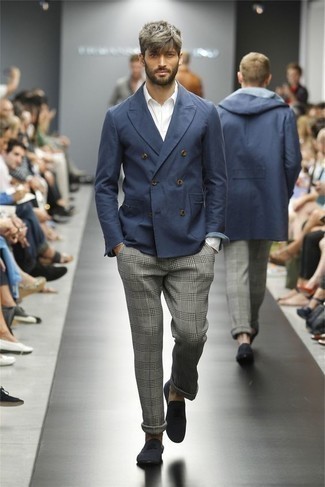 С чем носить темно-синие лоферы из плотной ткани мужчине