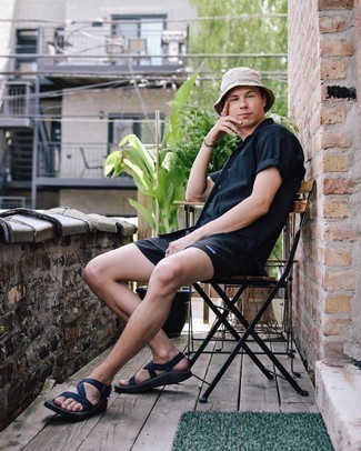 С чем носить темно-синие сандалии из плотной ткани мужчине