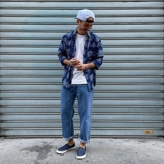 С чем носить темно-синие слипоны из плотной ткани мужчине