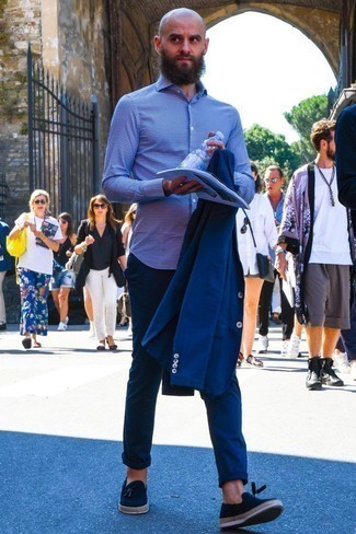 С чем носить темно-синие лоферы с кисточками из плотной ткани